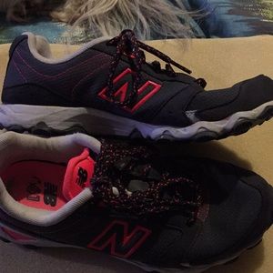 Athletic shoes dark grey w/flt pink good cond